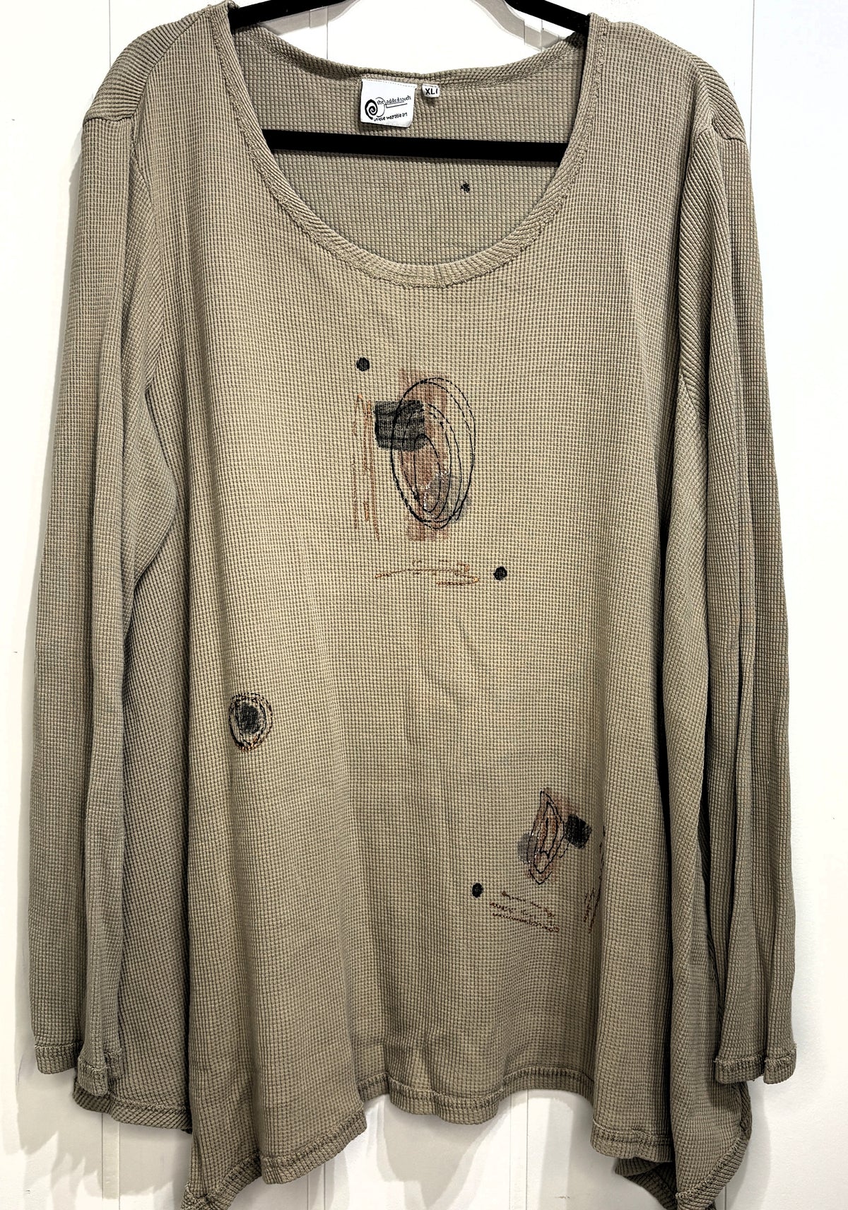 The Added Touch LS Abstract Circle Top
