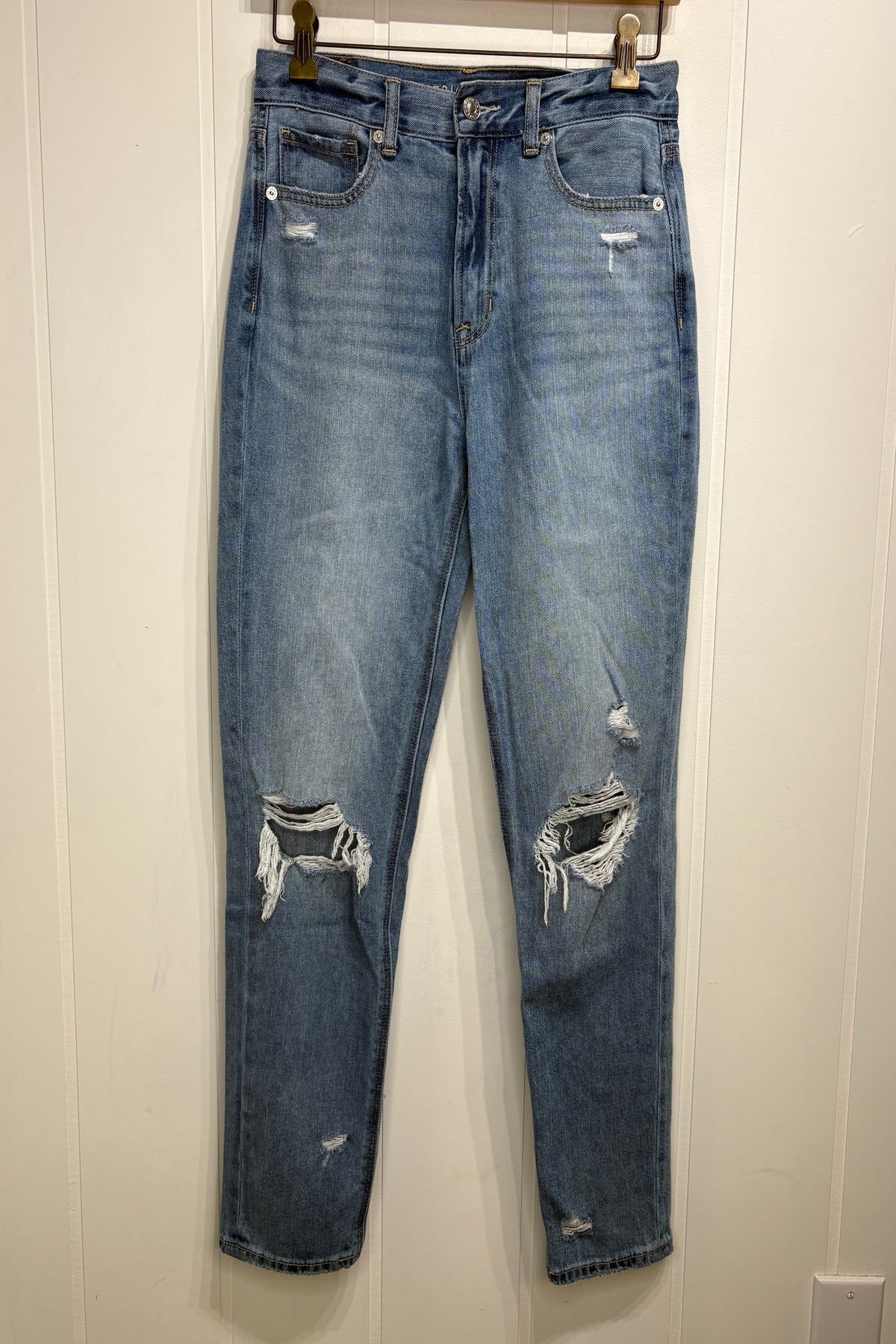AE Ripped Knee Mom Jean