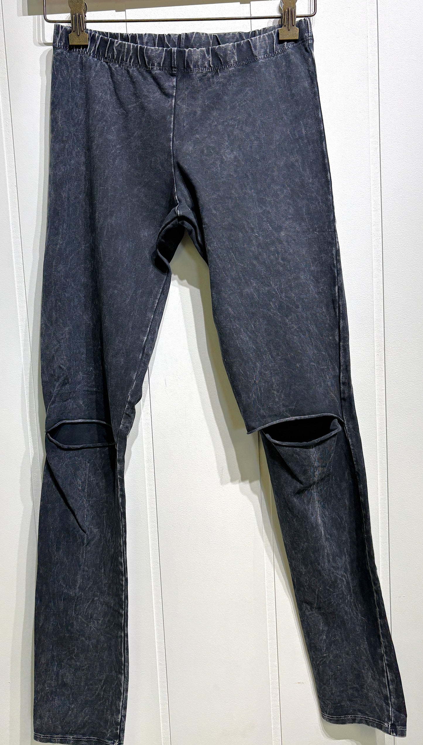 Knee-cutout Acid-wash Leggings