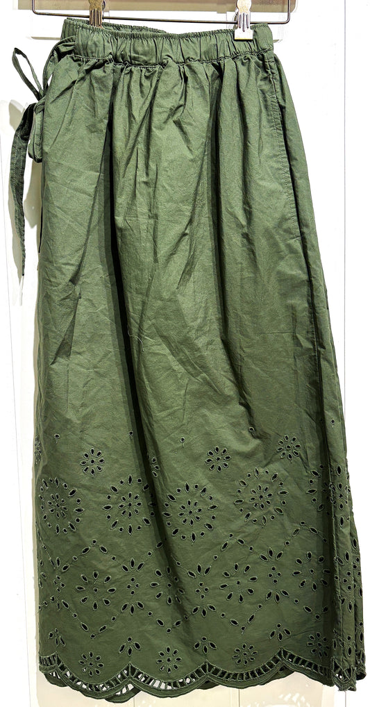 Free Assembly Skirt w/Embroidery Detail