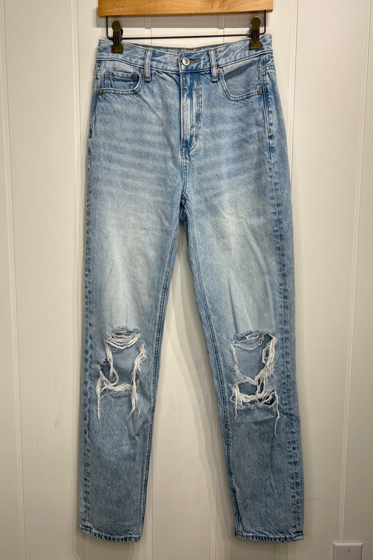 AE Ripped Knee Mom Jean